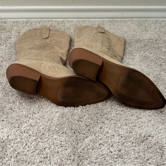 Madden Girl Redford Sand Suede Western Boots - Picture 6 of 6